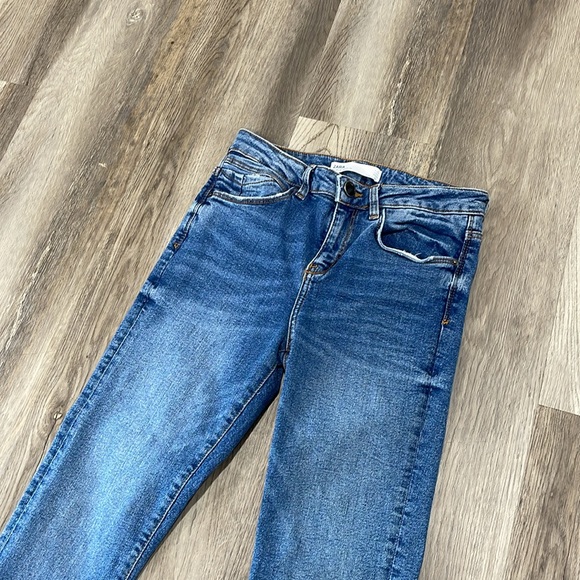 Zara Denim ankle jeans size 4 raw hem medium wash blue - Picture 2 of 15